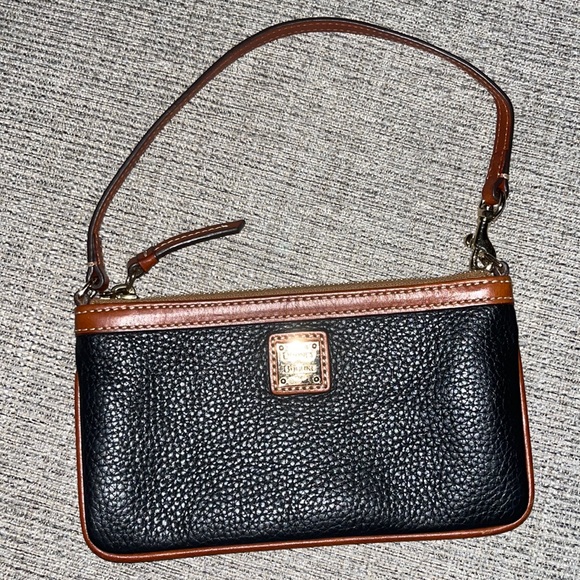 Dooney & Bourke Black Pebble Wristlet - Picture 1 of 8